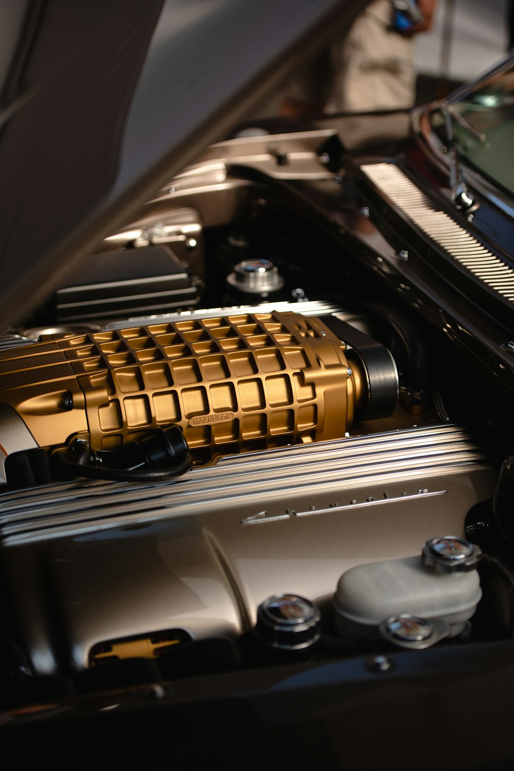 um close up de um motor de carro com o capô aberto