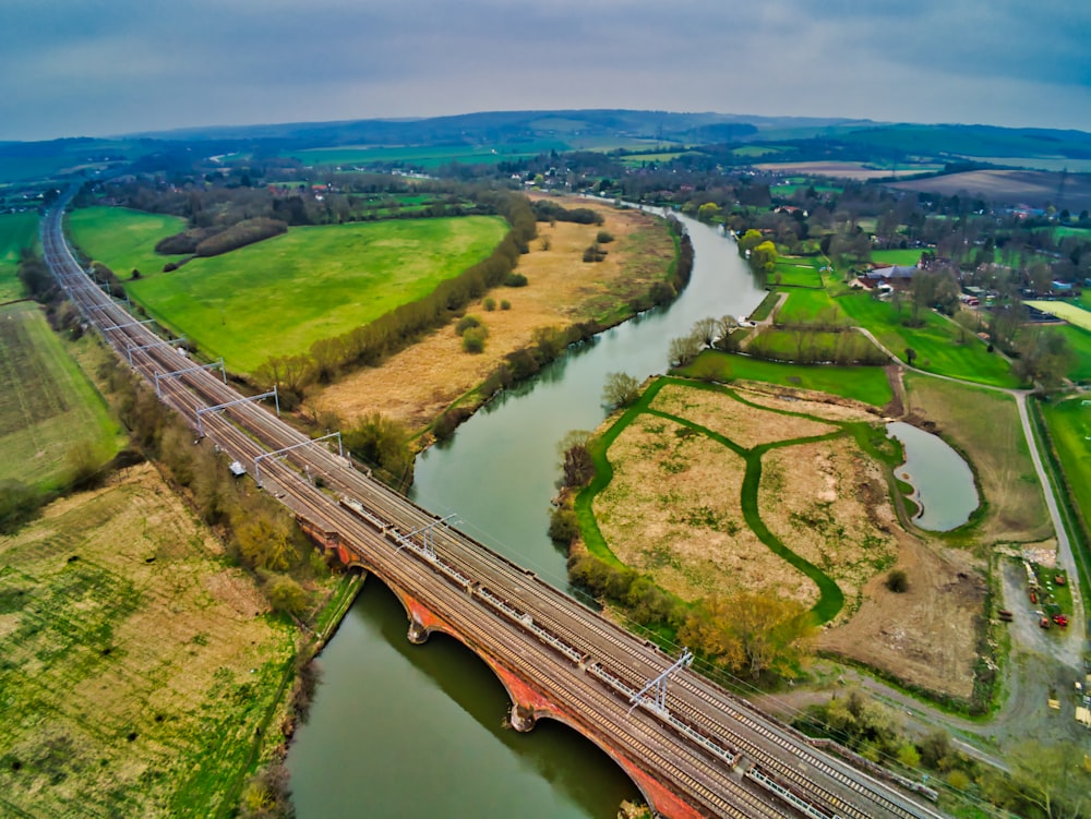 ponte sul fiume sotto il cielo grigio e nuvoloso