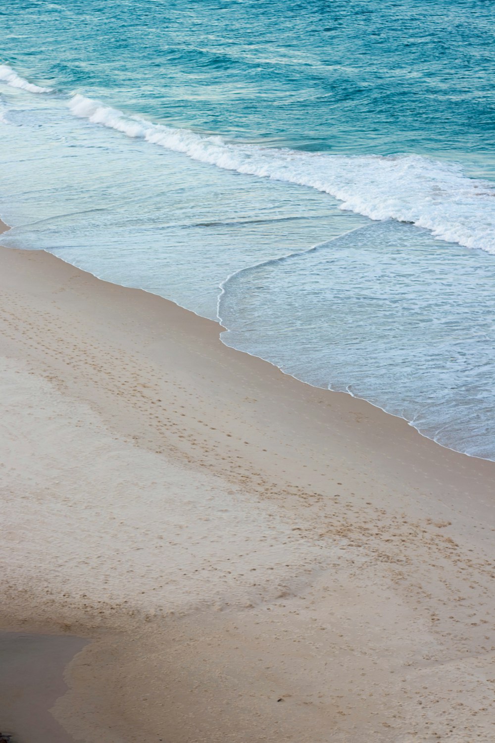 sea under clear blue sky