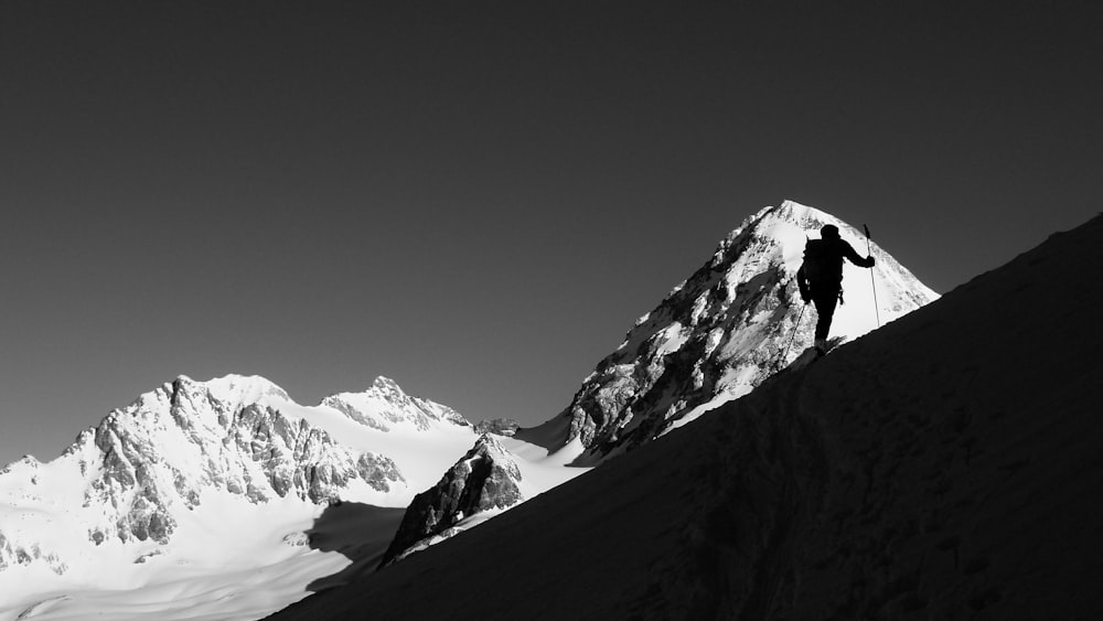 Foto en escala de grises del hombre en la montaña