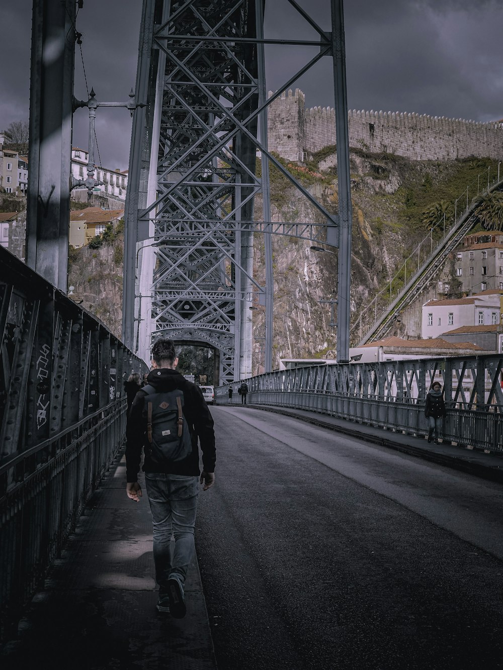homme marchant sur le pont