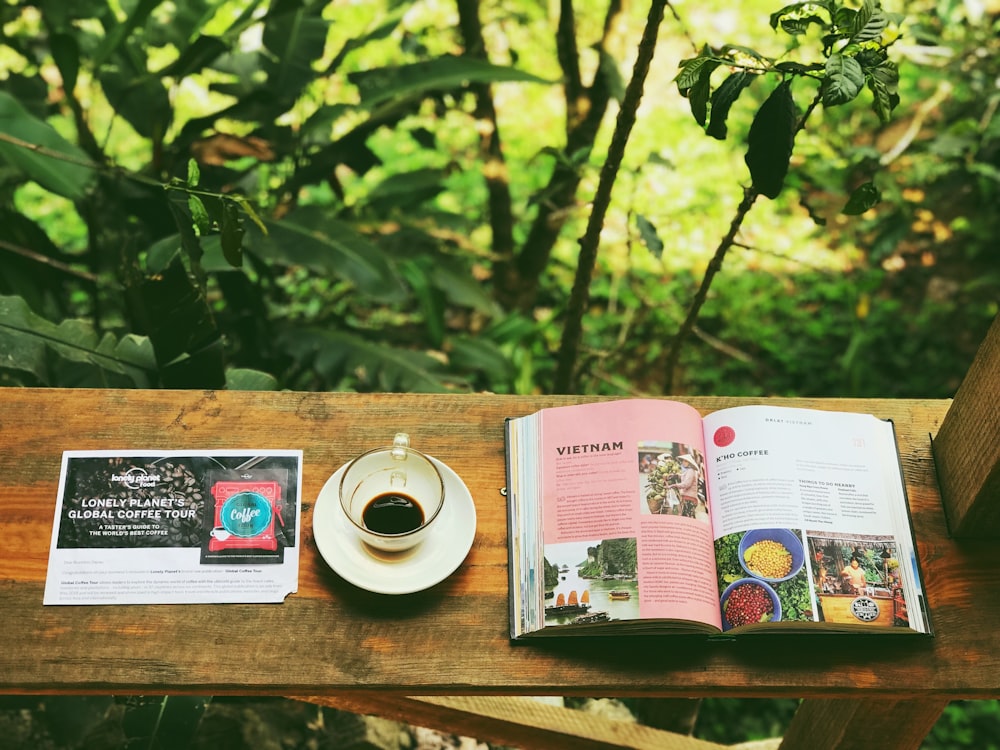 taza entre libros