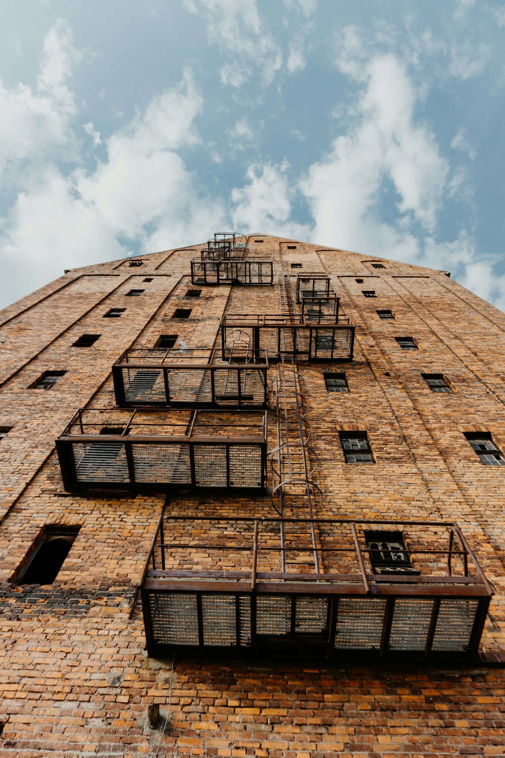 fotografia dal basso di un edificio in cemento marrone