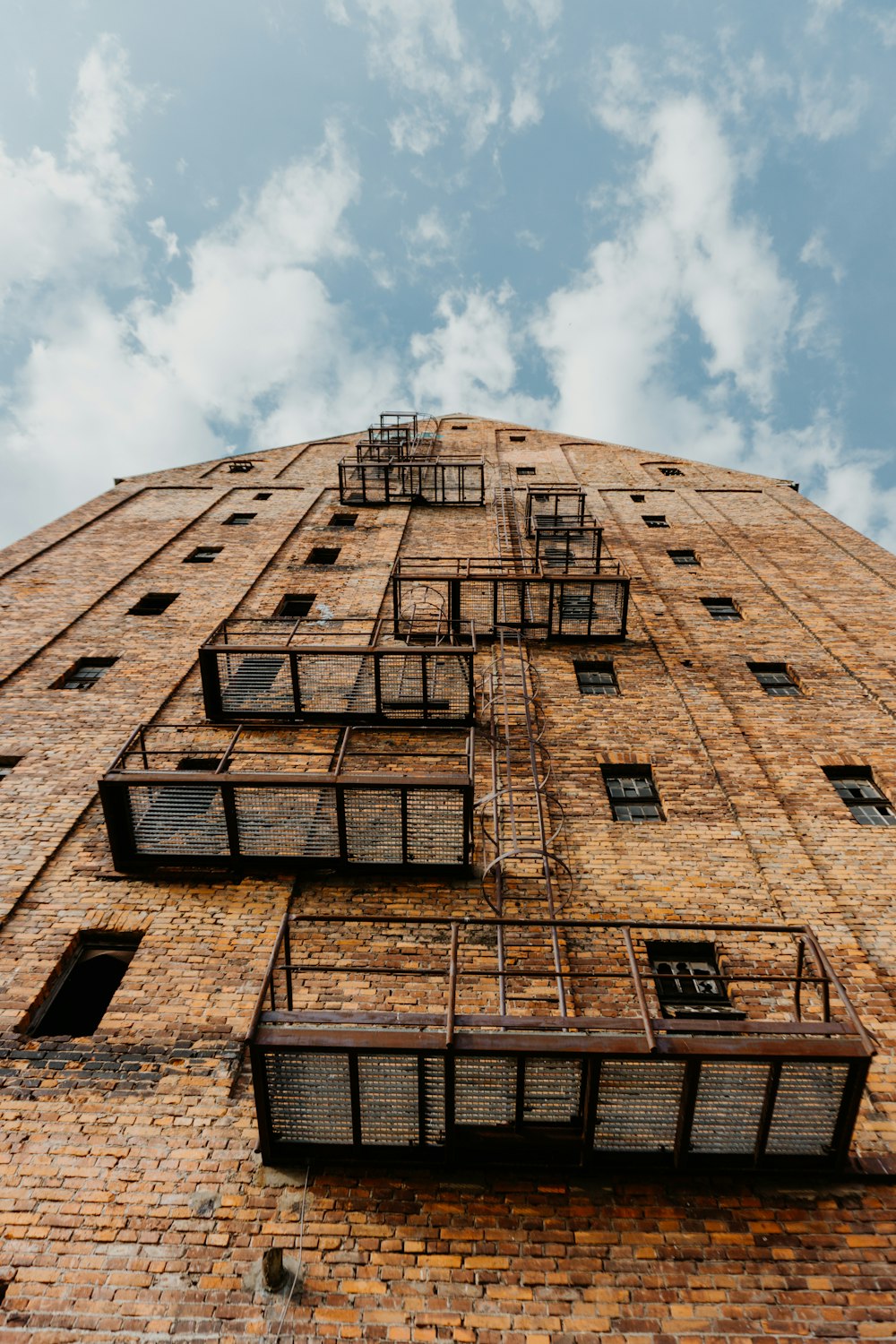 Fotografía de ángulo bajo de un edificio de hormigón marrón