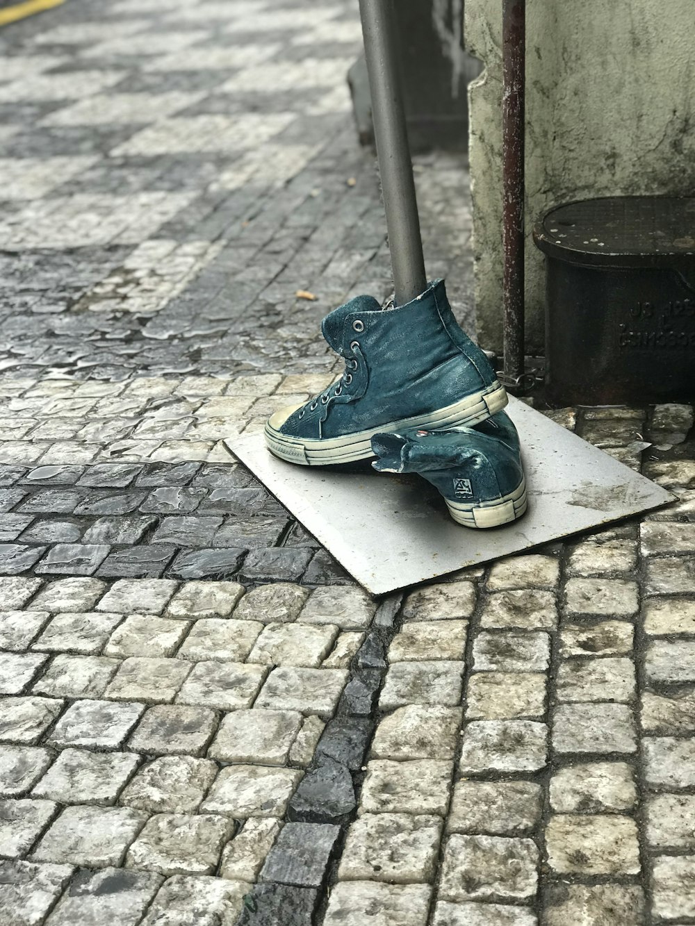 chaussures montantes sur surface grise