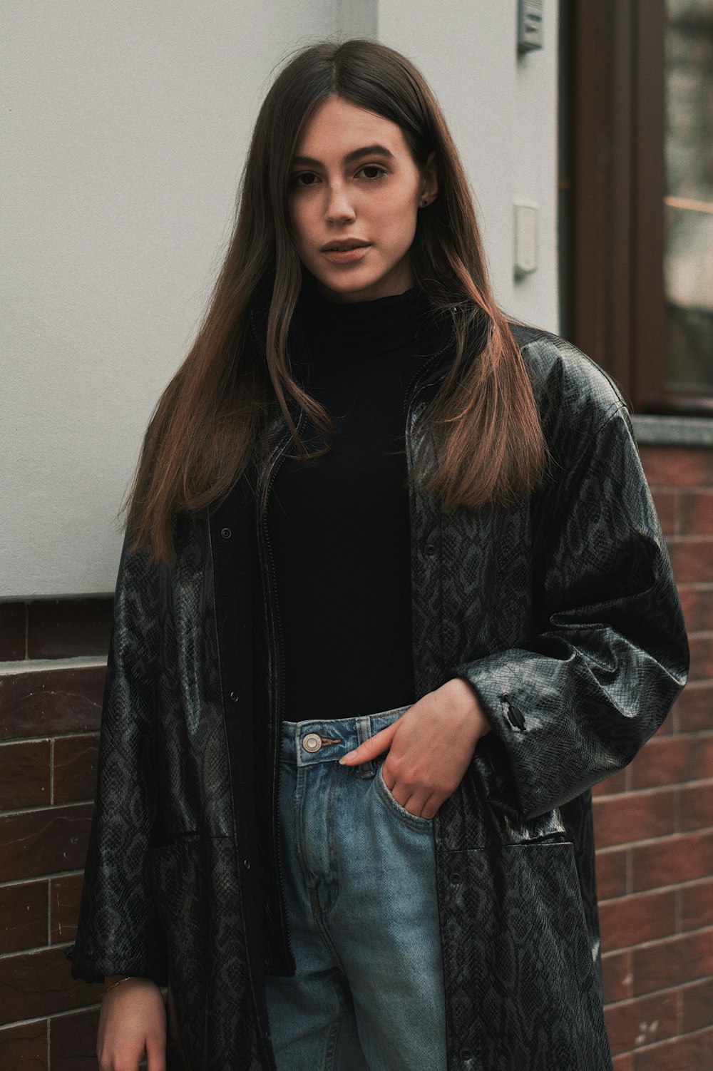 Mujer con abrigo floral negro