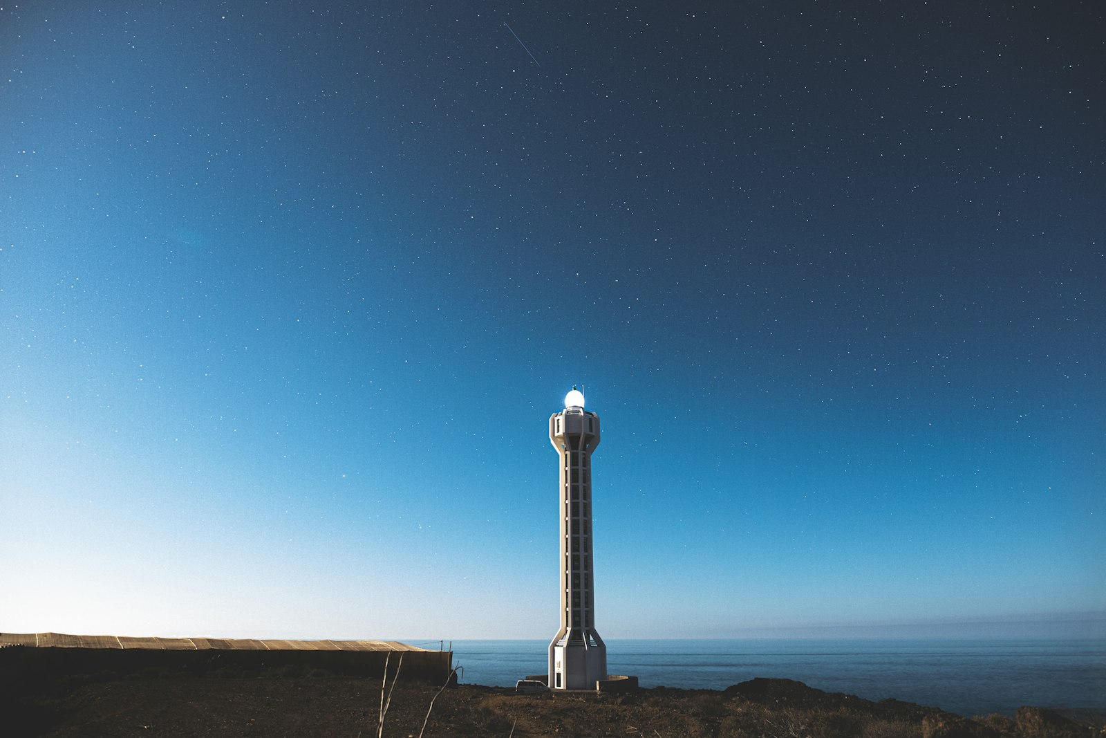 Canon EOS 6D Mark II + Sigma 20mm F1.4 DG HSM Art sample photo. Gray concrete tower photography