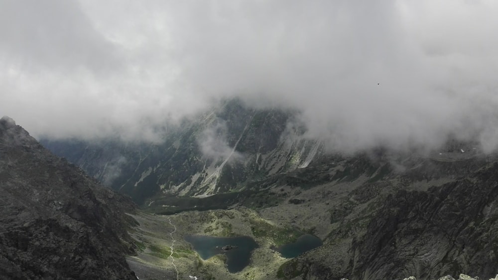 Ein Blick auf einen Berg mit einem See in der Mitte