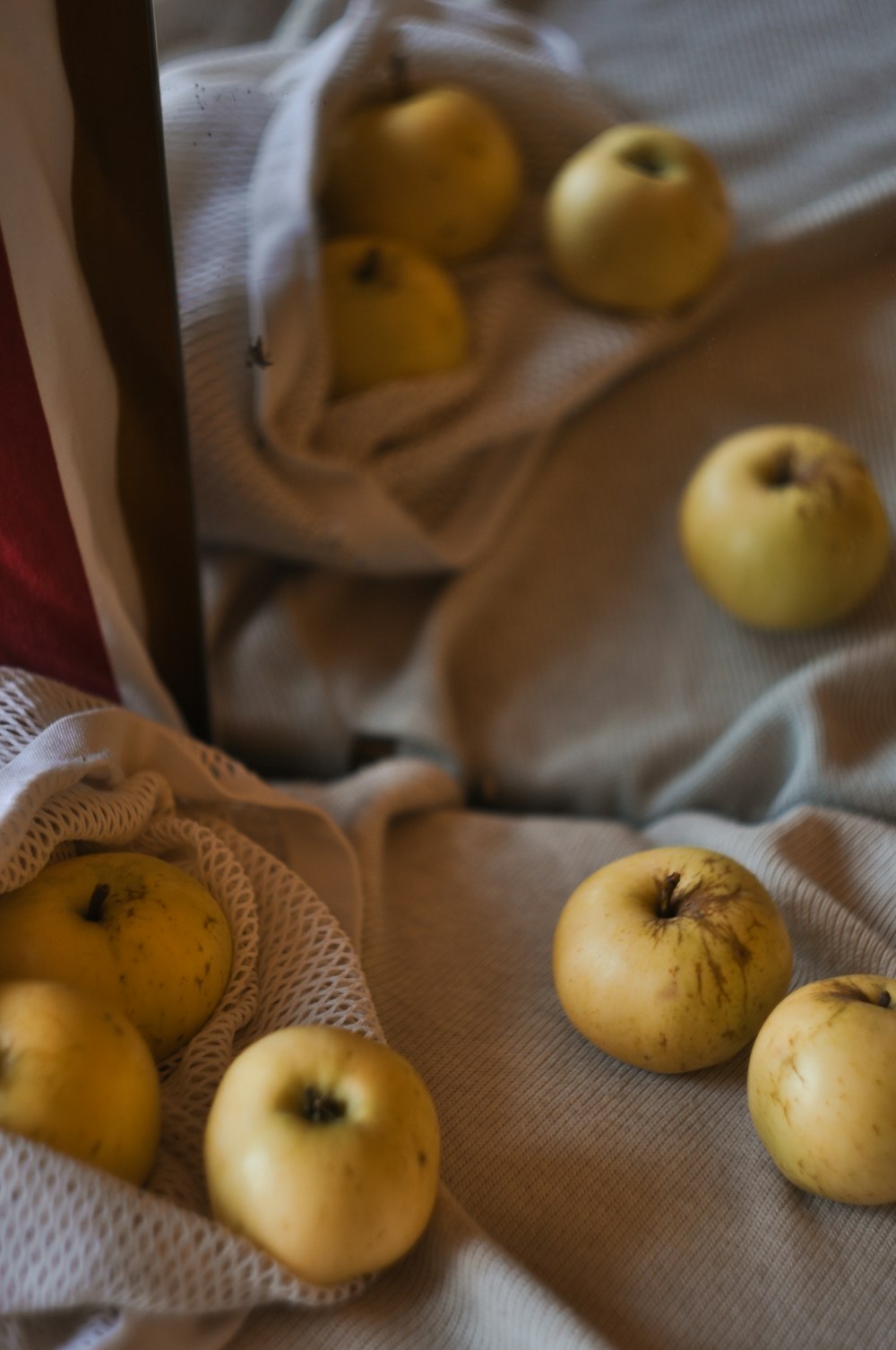 green apples on focus photography