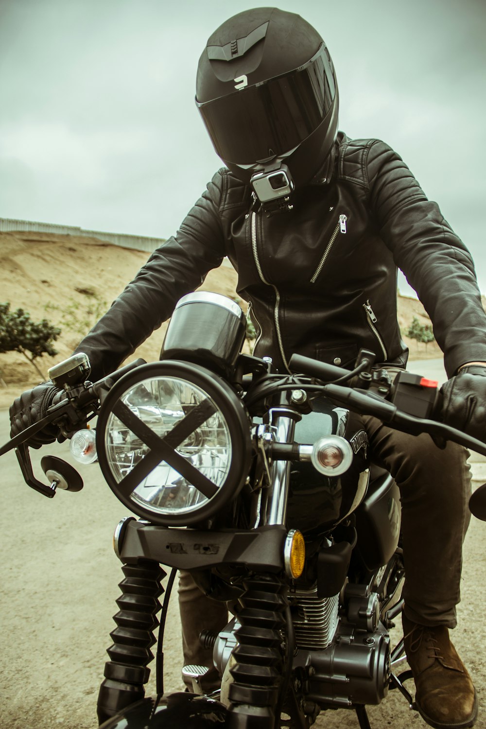 Foto Homem andando de moto – Imagem de Vestuário grátis no Unsplash