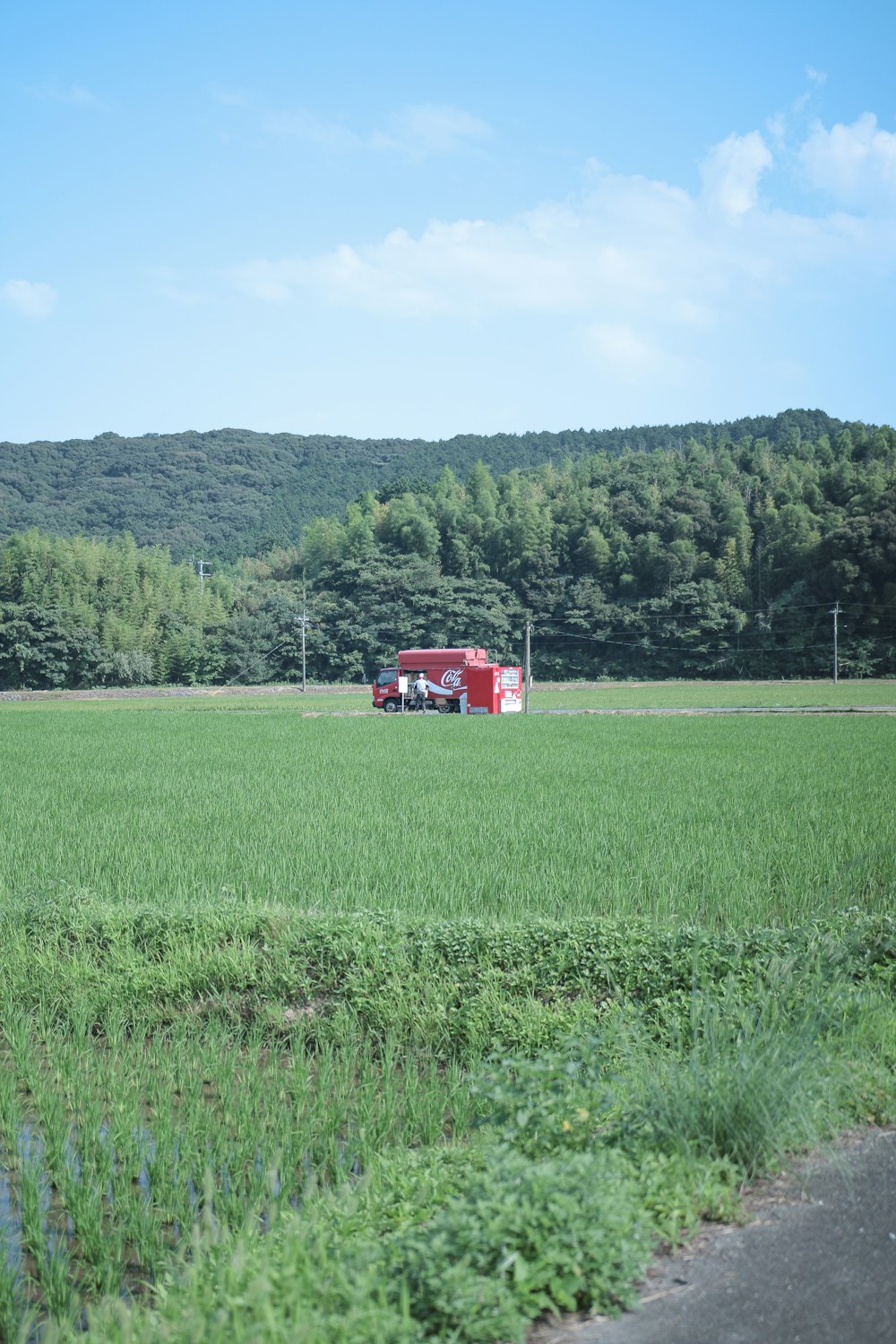 camion vicino al campo coltivato