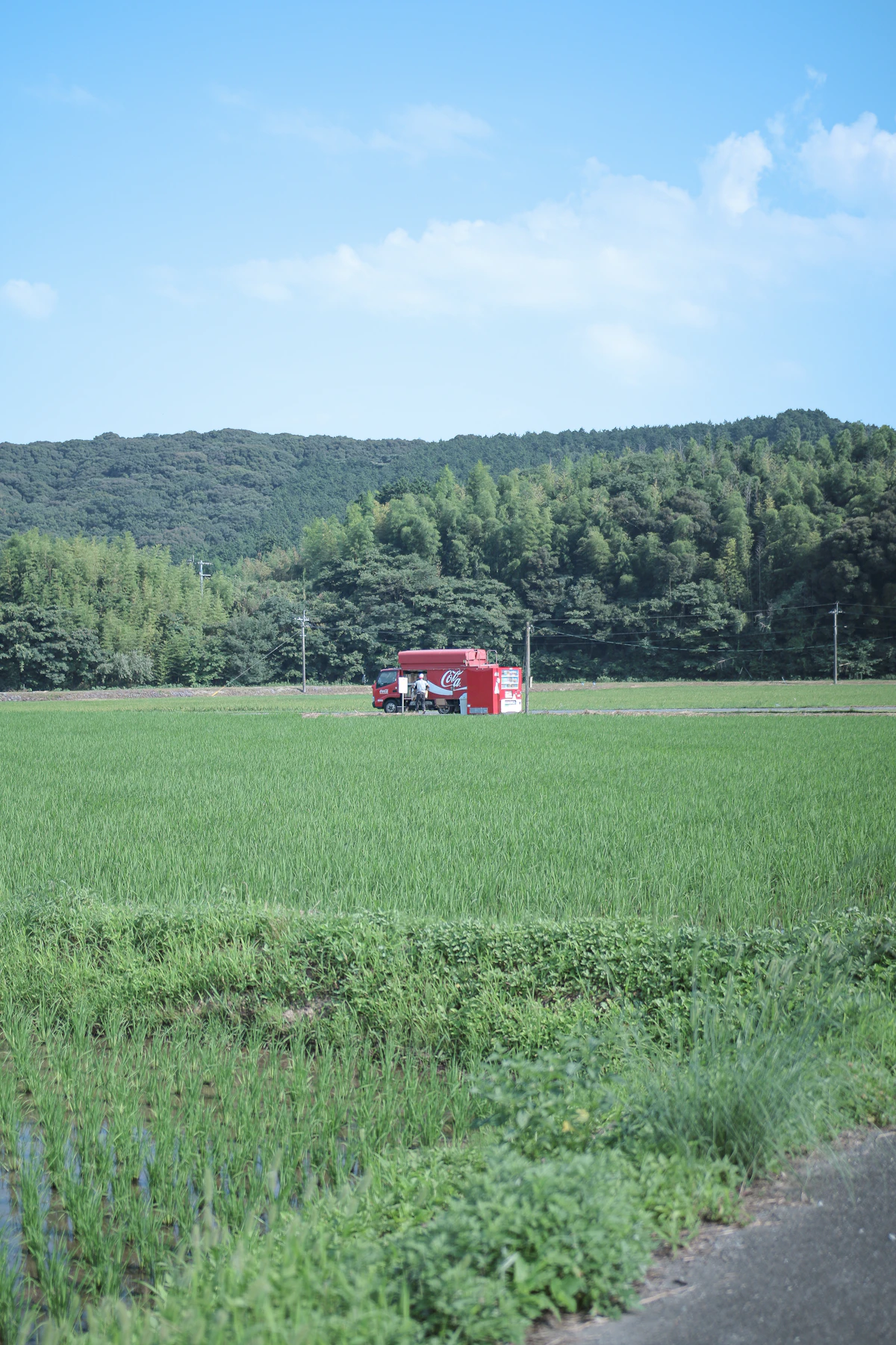 日本の農場と配送トラック