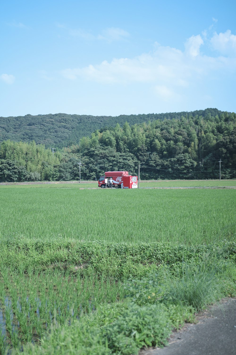 耕作地近くのトラック