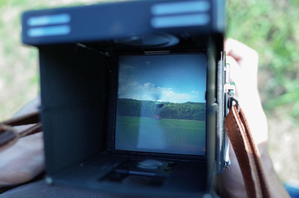 foto a fuoco superficiale della fotocamera nera