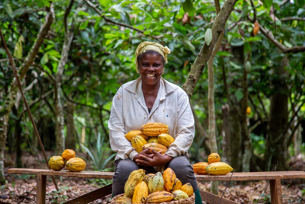 donne che tengono la fotografia ravvicinata della frutta del cacao