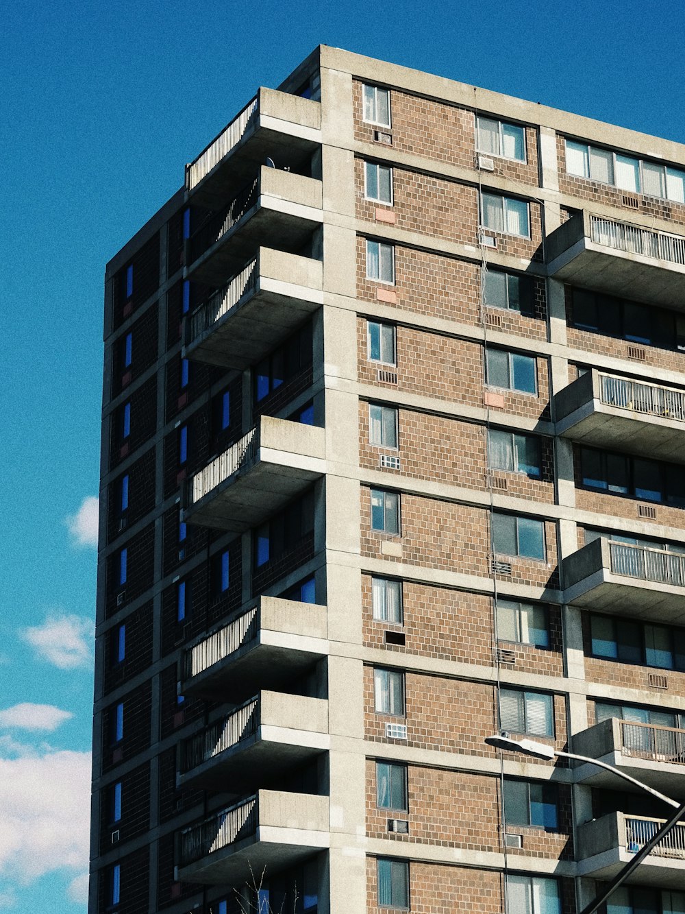 Edificio de hormigón marrón y gris durante el día