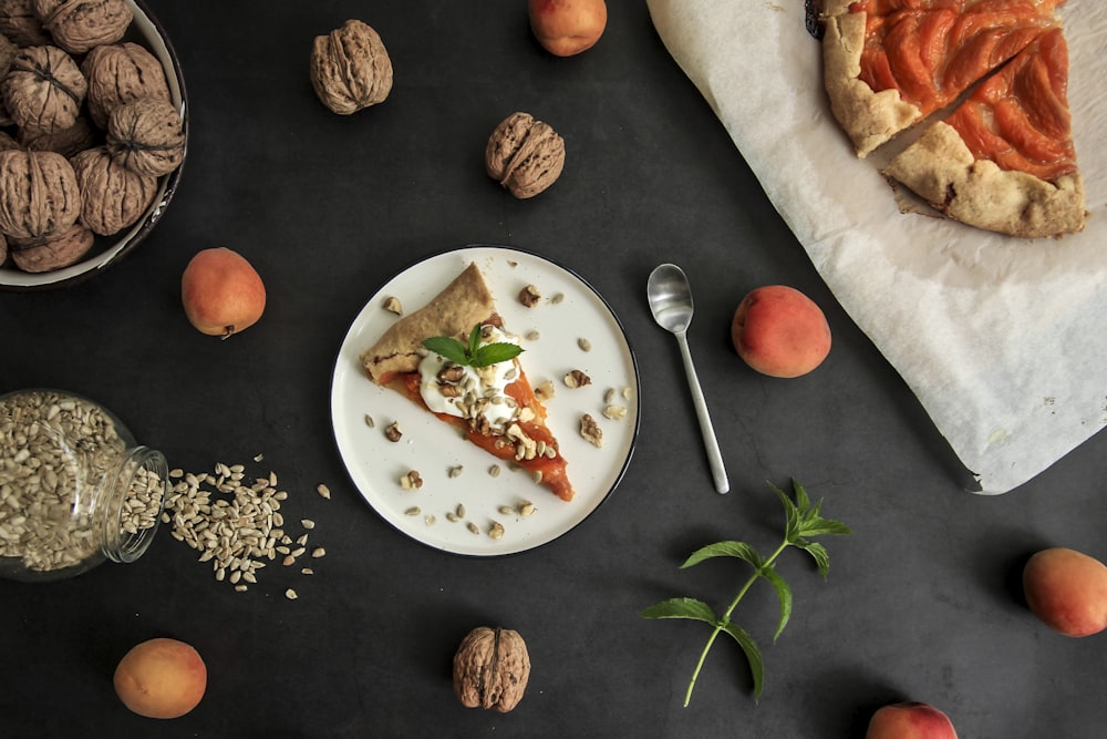 una rebanada de pizza en un plato junto a un tazón de nueces