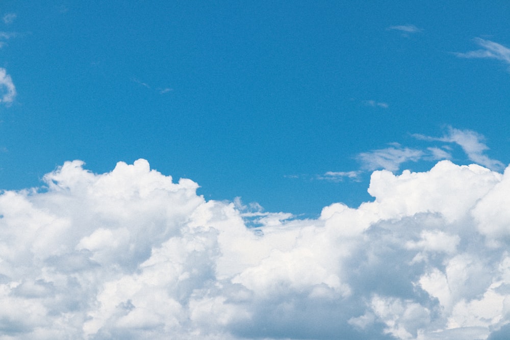 weiße Cumulus-Wolken