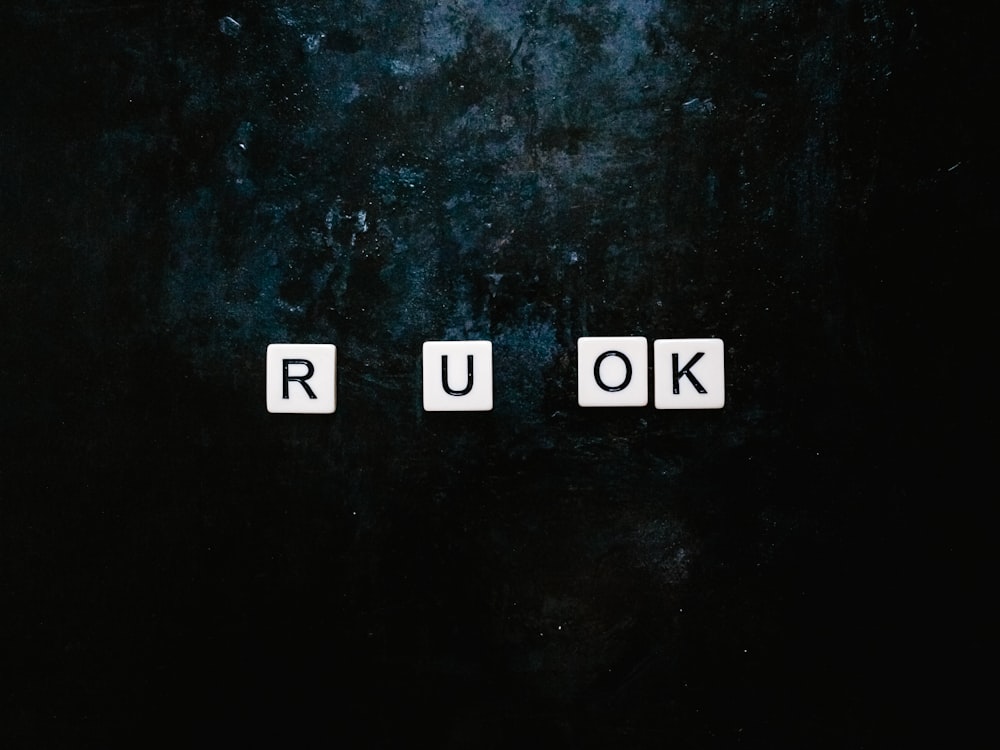 R U OK Buchstaben mit schwarzem Hintergrund