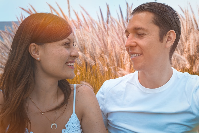 Pareja diversa feliz entre helechos