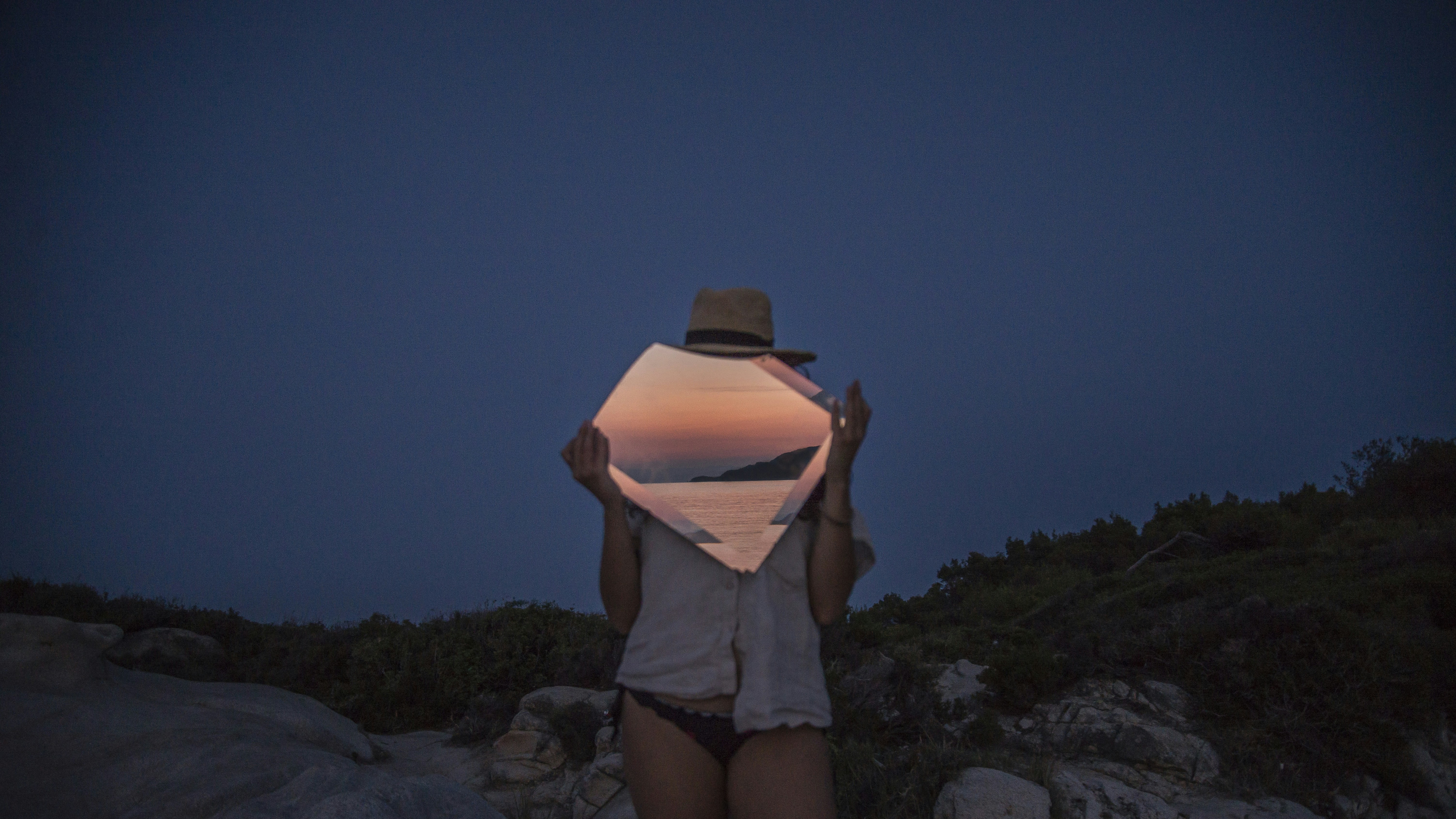 person holding a mirror during daytime, 
