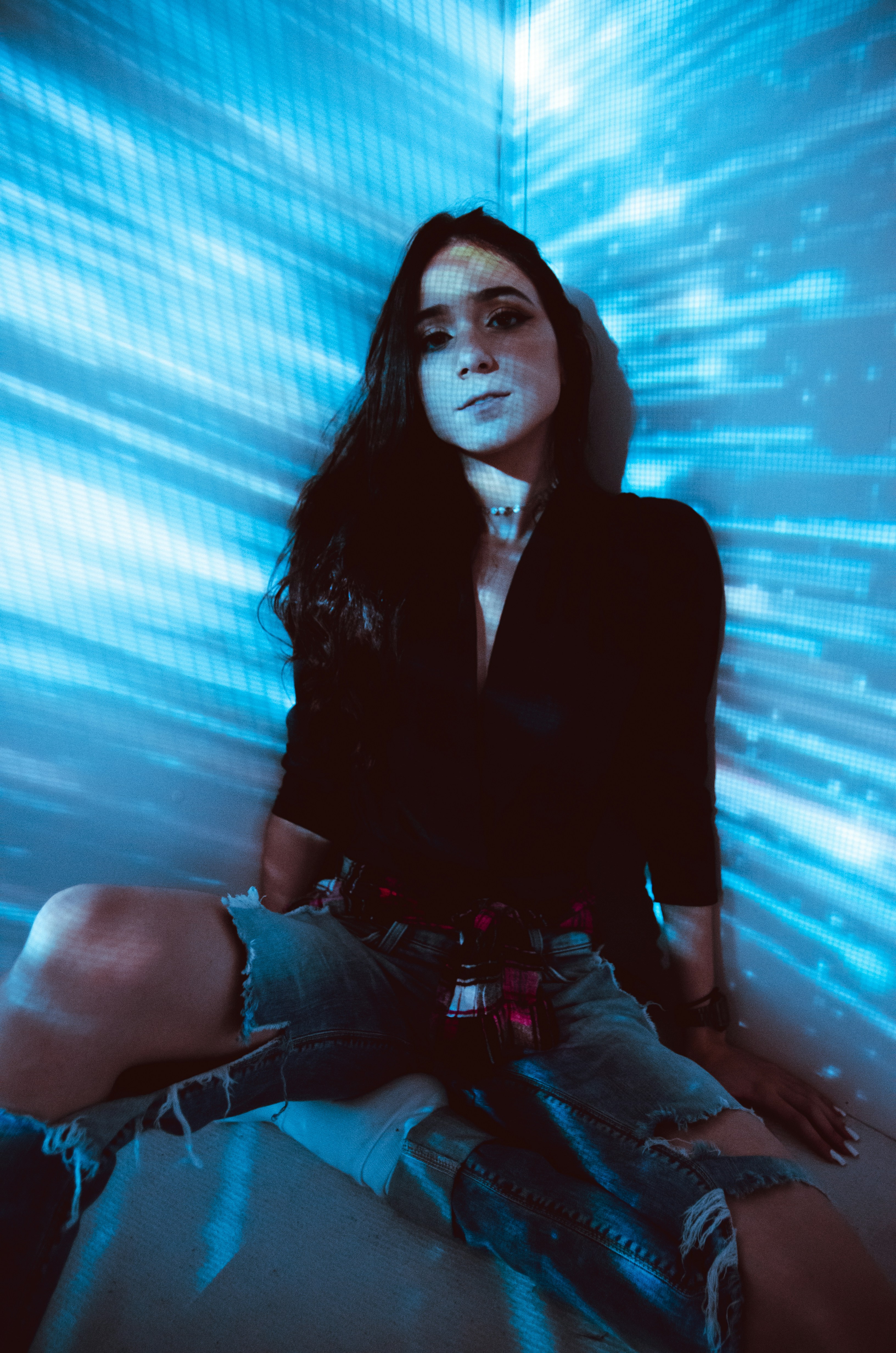 donna che indossa una camicia nera a maniche lunghe