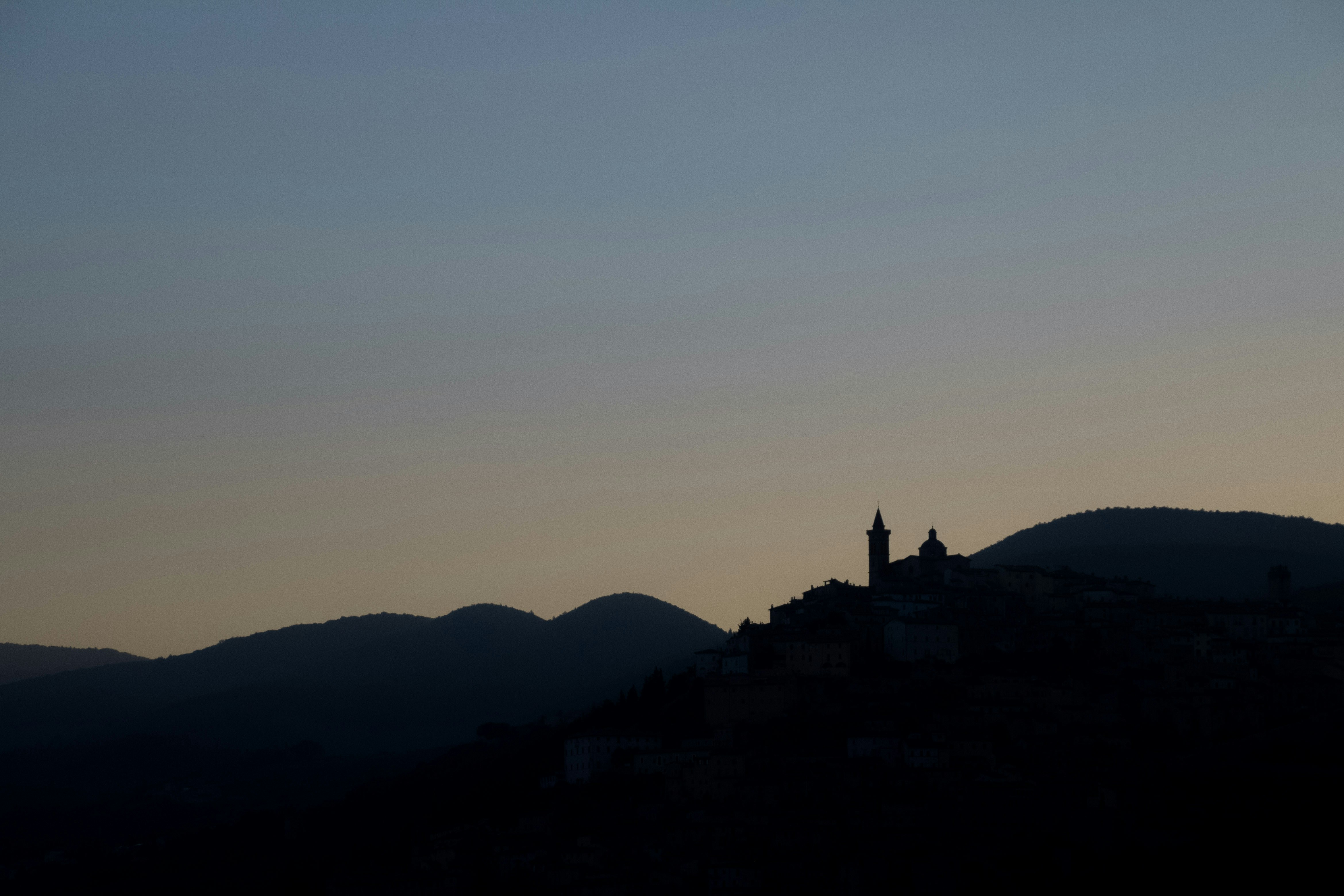 Siluetta della montagna durante il tramonto