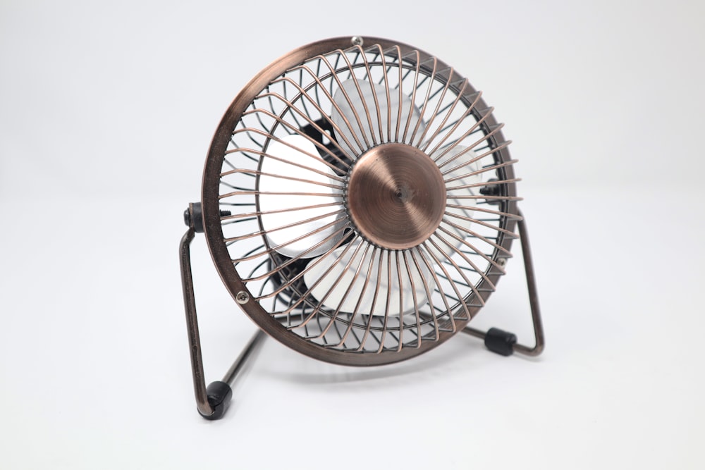 mini ventilatore grigio e bianco su superficie bianca