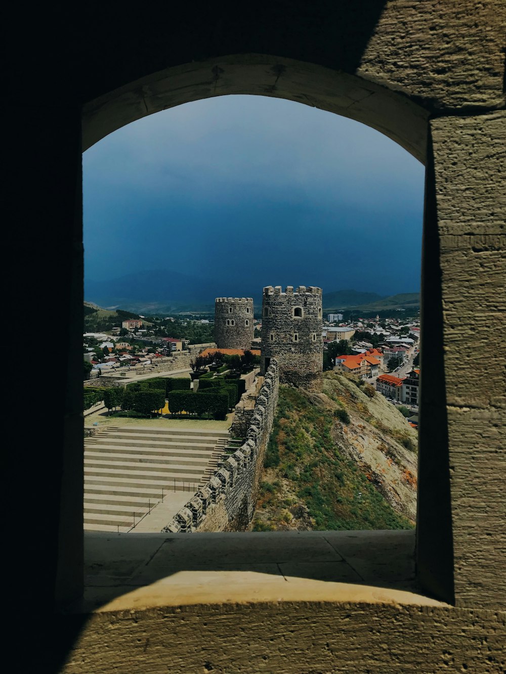 Edificio de hormigón marrón y gris