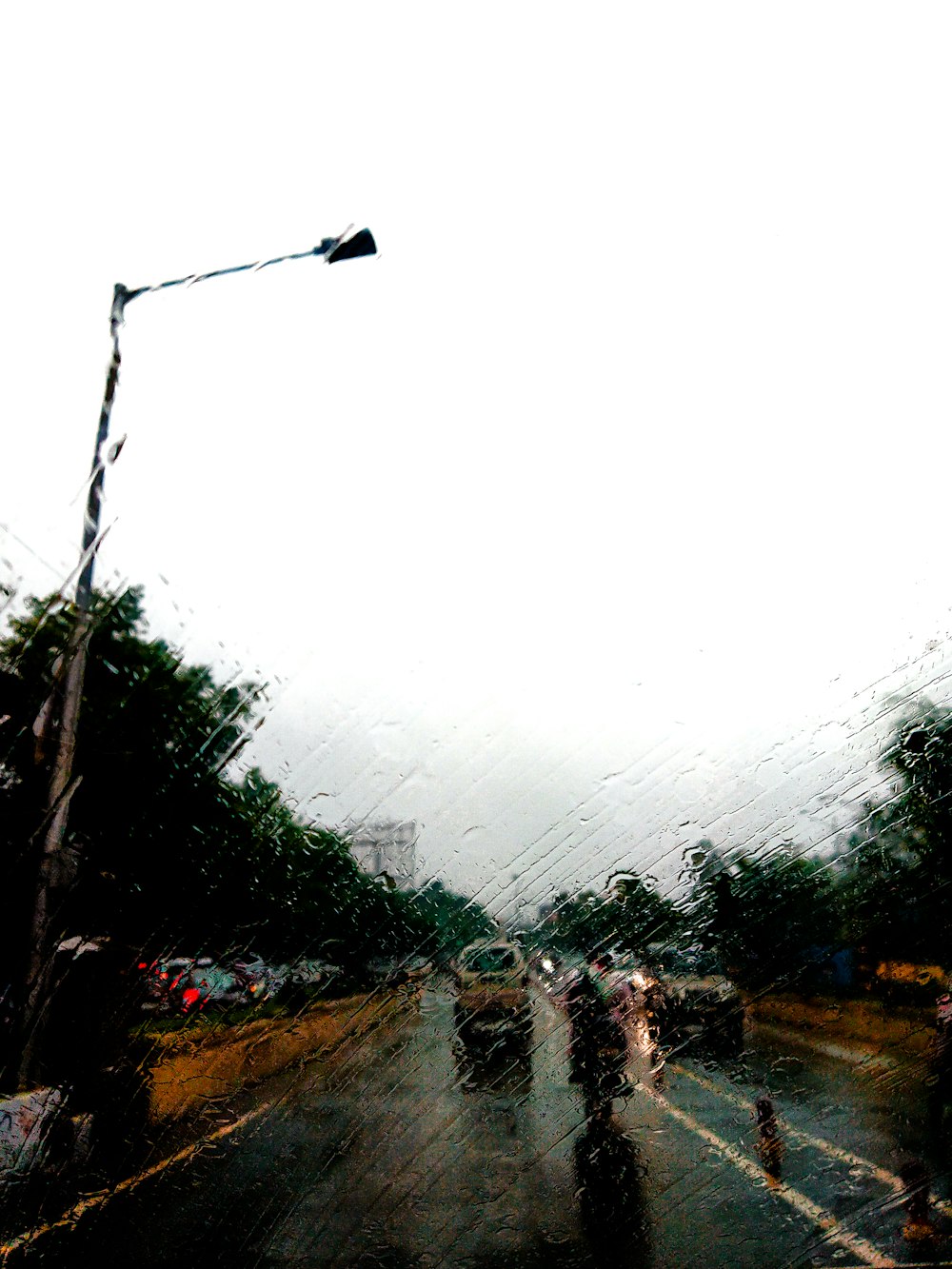 Eine Gruppe von Menschen, die eine regennasse Straße entlang gehen