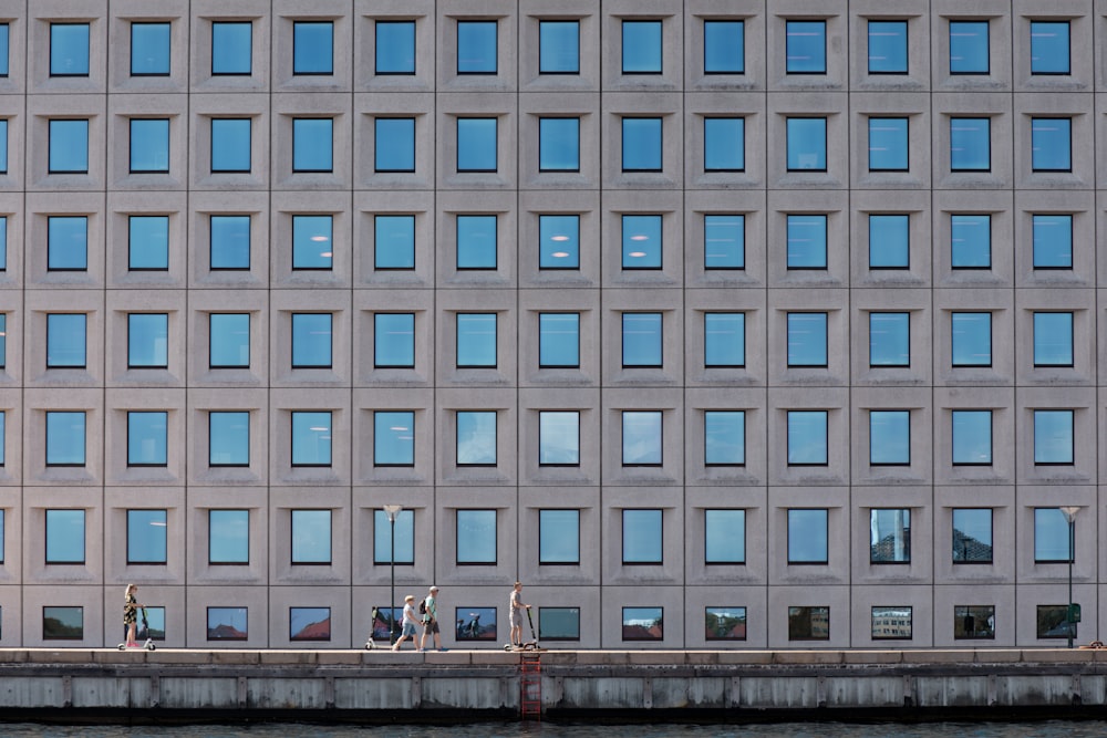 Edificio de hormigón blanco y gris