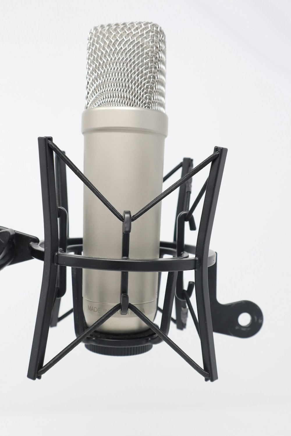 Schwarzer Mikrofonhalter und graues Kondensatormikrofon