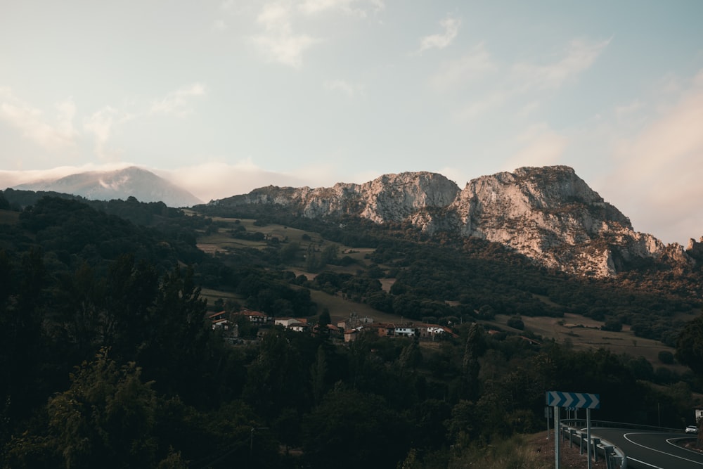 道が通る山