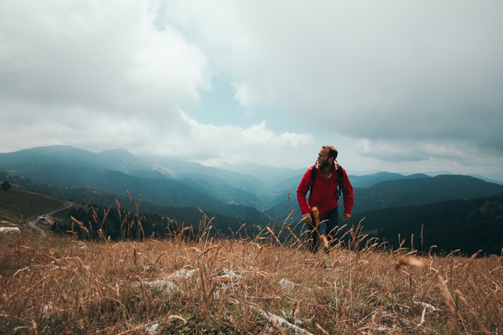 Homme portant une veste rouge debout sur le terrain