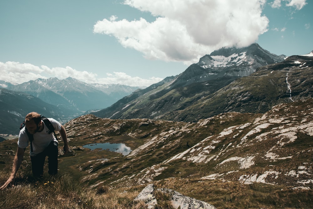 Ein Mann mit einem Rucksack wandert einen Hügel hinauf