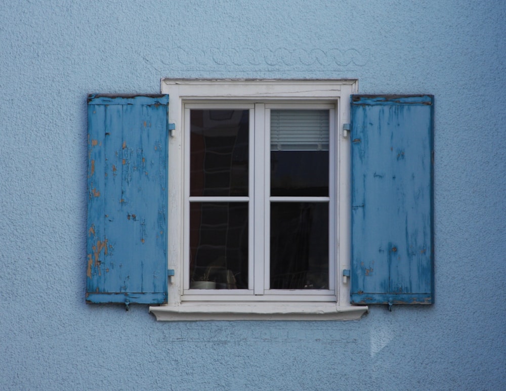 Photographie en gros plan de fenêtre encadrée en bois blanc