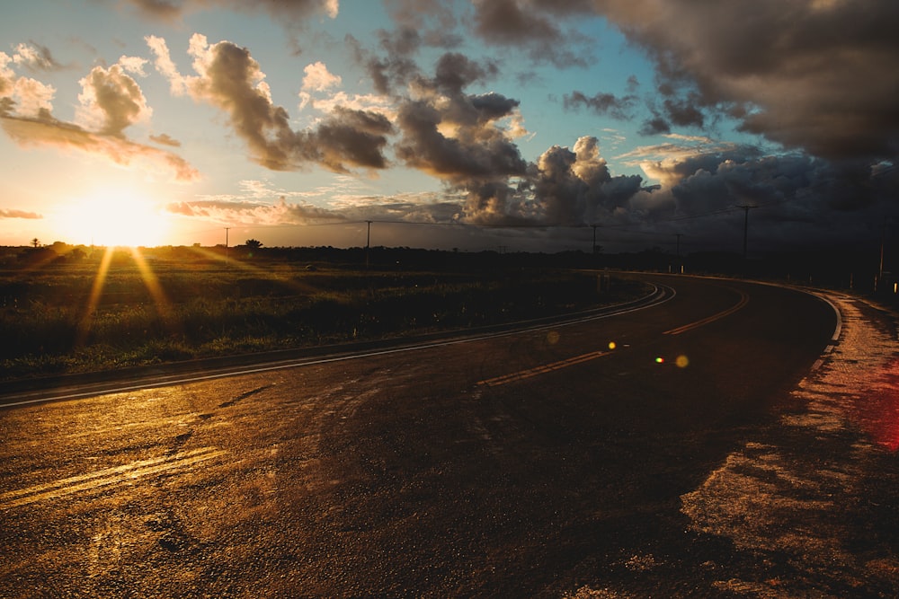 Route pendant l’heure dorée