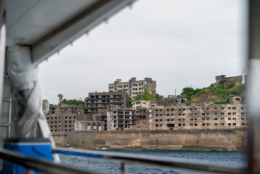 Ruínas de edifícios de concreto cinzento perto da costa durante o dia