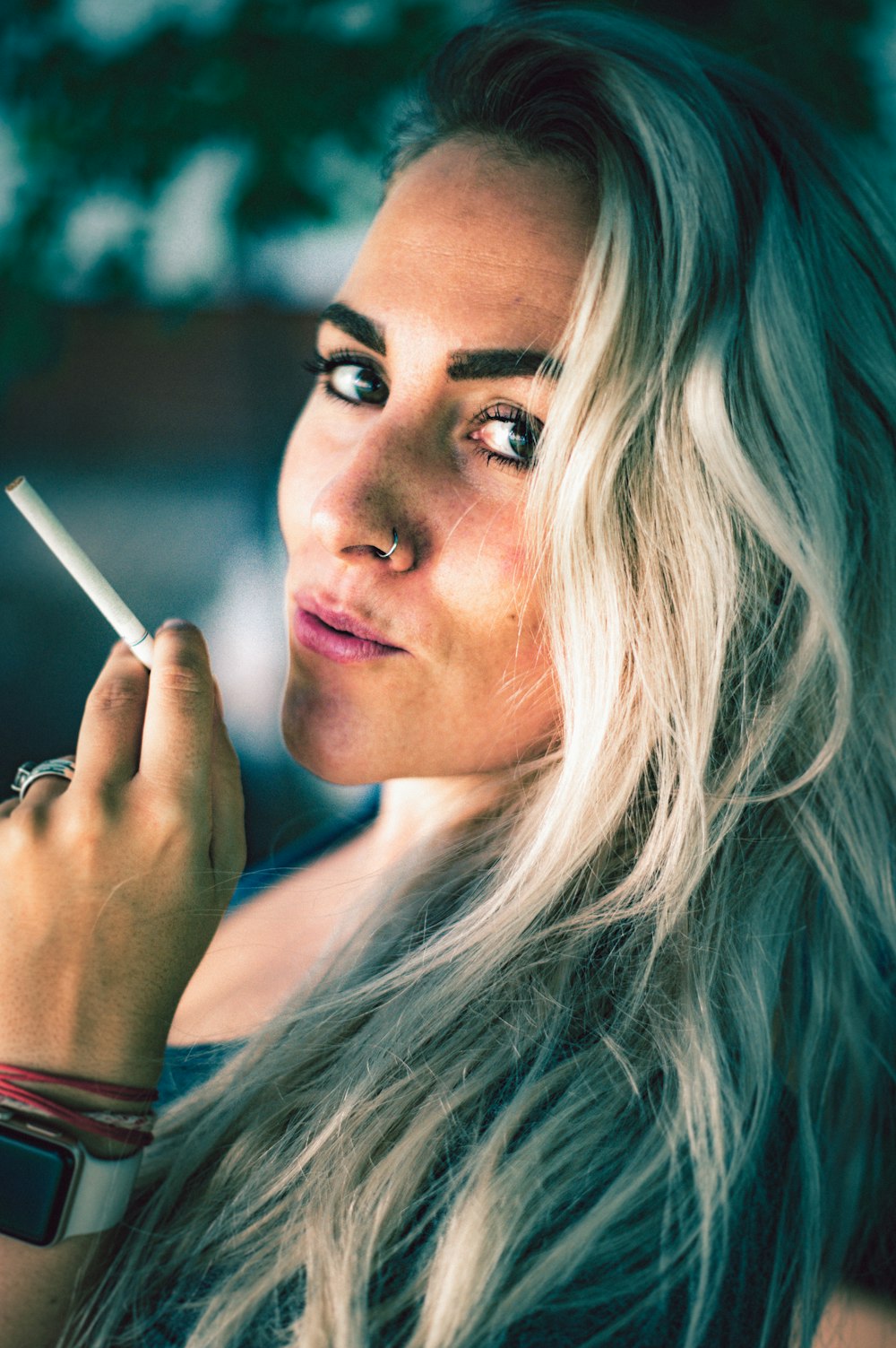 Mujer sosteniendo un cigarrillo