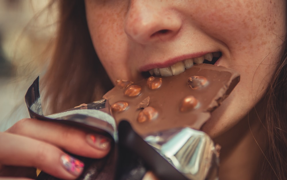 femme mangeant du chocolat
