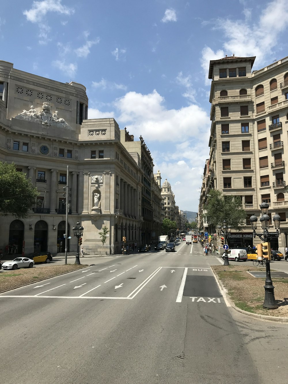 Véhicules sur la route pendant la journée