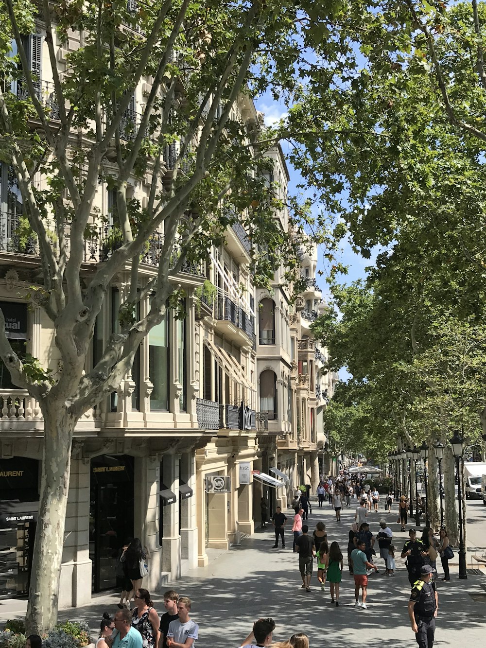 pessoas caminhando perto de edifícios