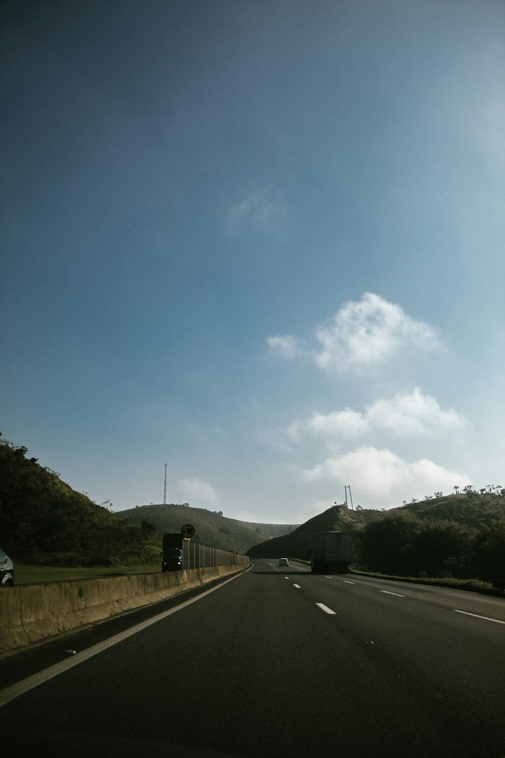 Estrada de asfalto sob céu azul