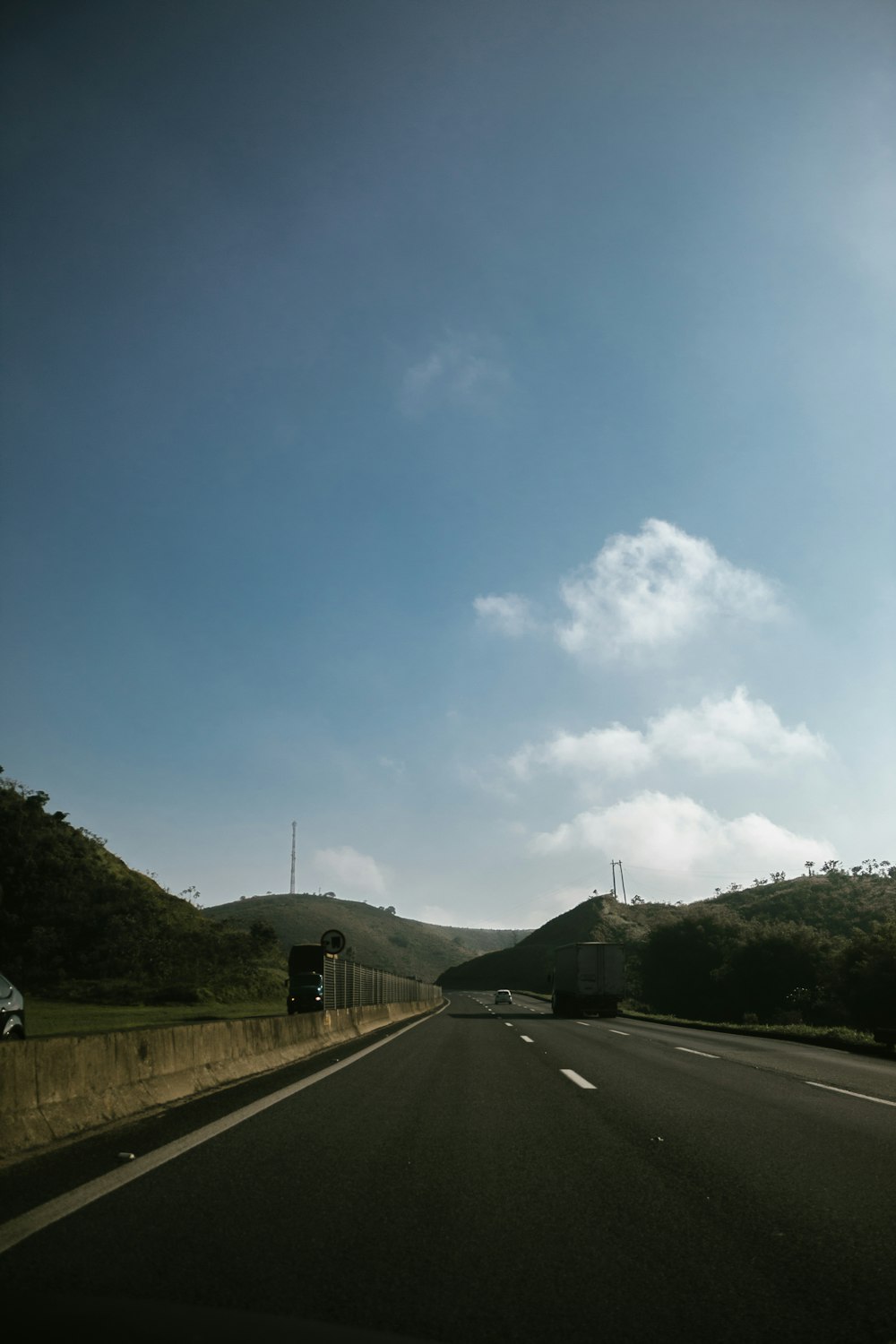 strada asfaltata sotto il cielo blu