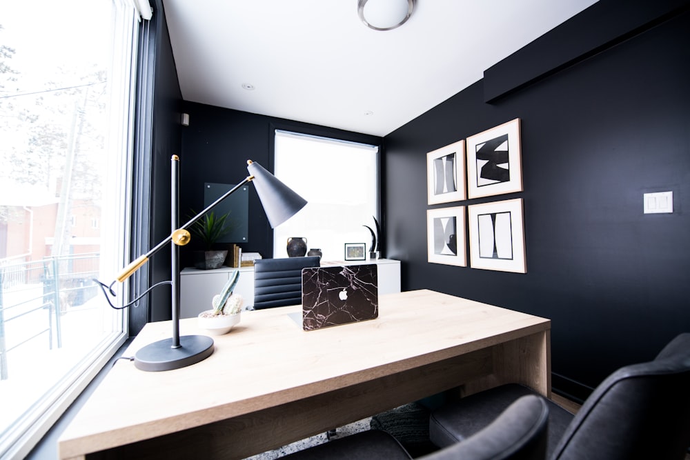 Lámpara de mesa en el escritorio dentro de la habitación