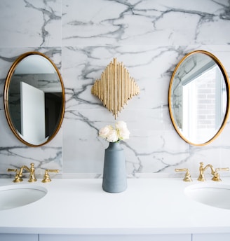 white ceramic sink