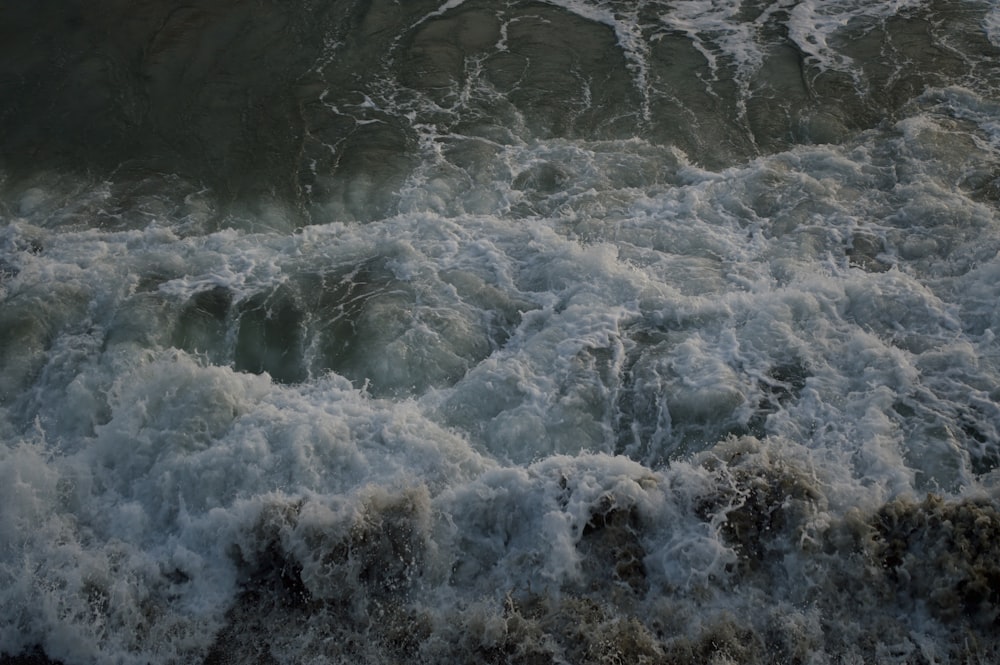 onde d'acqua bianca