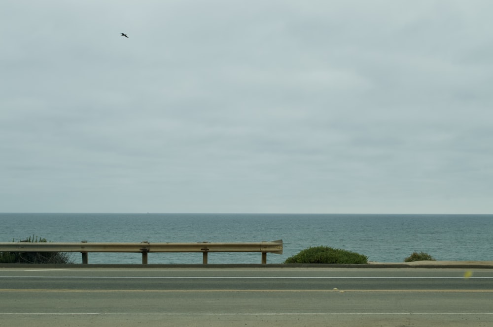 Carretera de hormigón gris