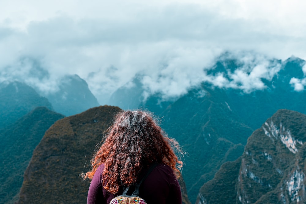 donna che affronta le montagne durante il giorno