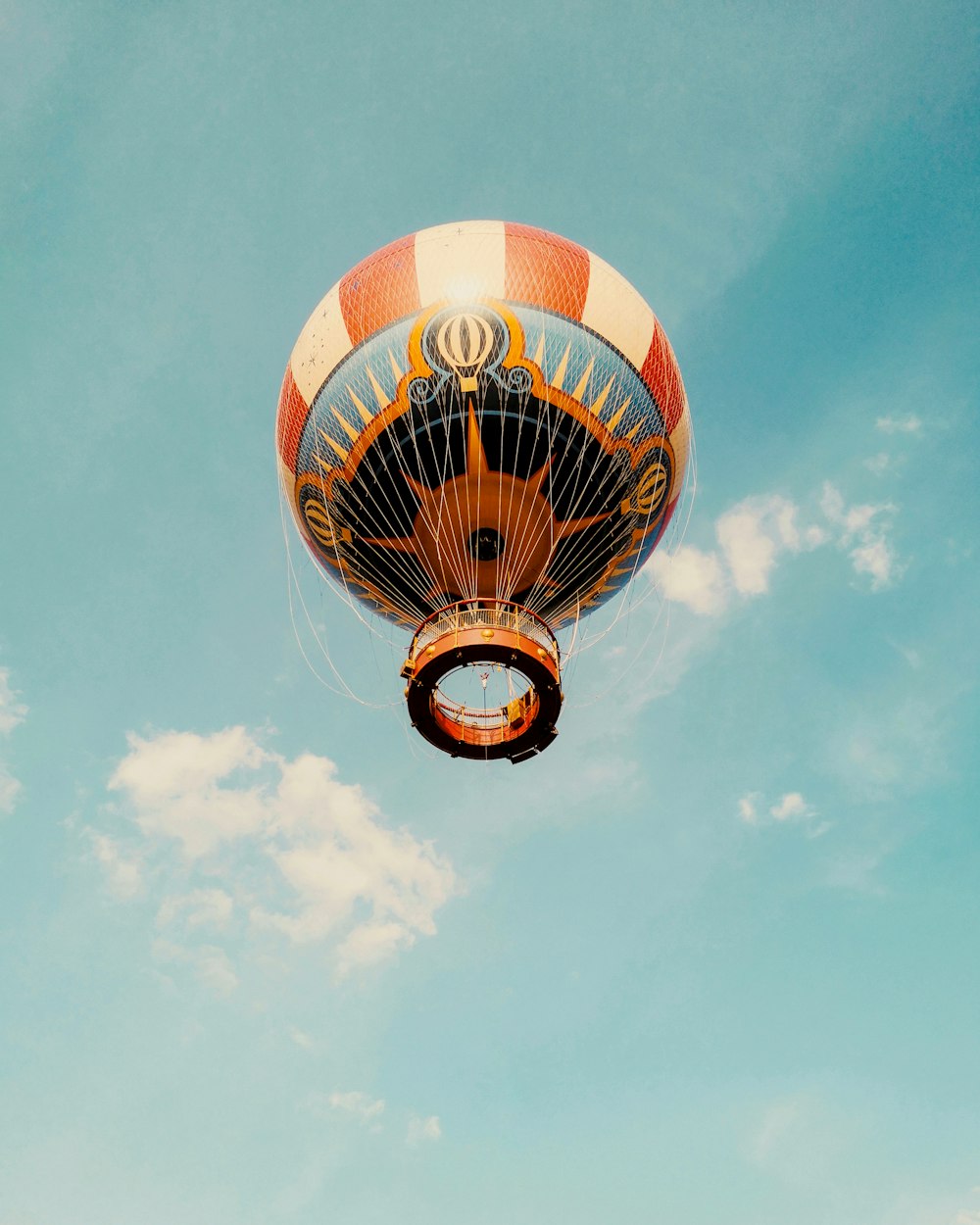 weißer und orangefarbener Heißluftballon